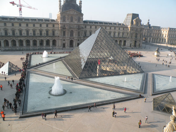  Pyramide de verre